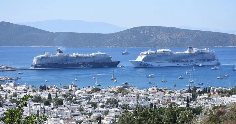 Denizden turist yağmuru: Tek günde 3 bin kişi