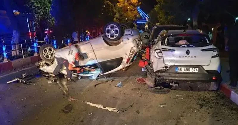 Otomobil refüje, ardından da park halindeki araca çarptı: 2’si ağır, 5 yaralı
