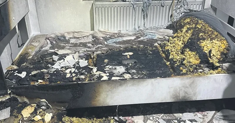 Kızına sinirlendi ailesini yaktı