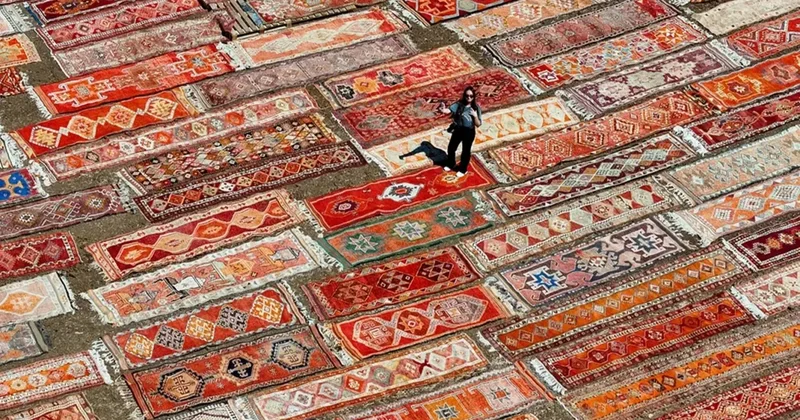 Kavurucu sıcaklar, tarlalara serilen halıların daha fazla pastelleşmesini sağlayacak