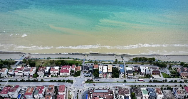 Karadeniz de sağanak sonrası denizin rengi kahverengi oldu Samsun Haberleri