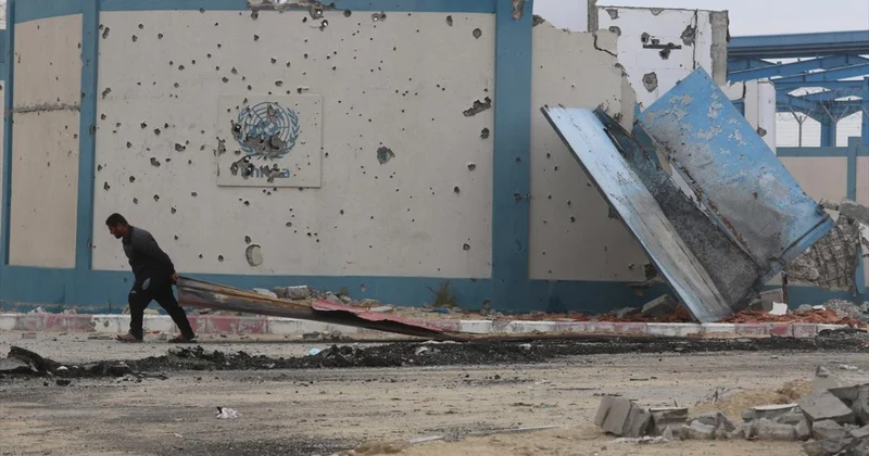 Gazzelilerin açlıktan sokaklarda bayıldığını bildiren UNRWA dan İşimizi yapmamıza izin verin çağrısı