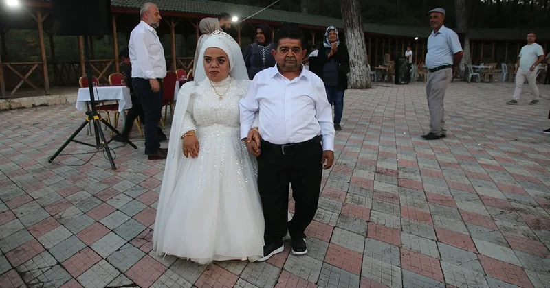 Akondroplazili çift 21 yıl sonra evlilik hayallerini gerçekleştirdi Sözcü Gazetesi