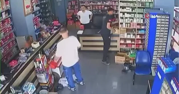 Böyle şaka mı olur! Dükkandakiler saniyede topukladı