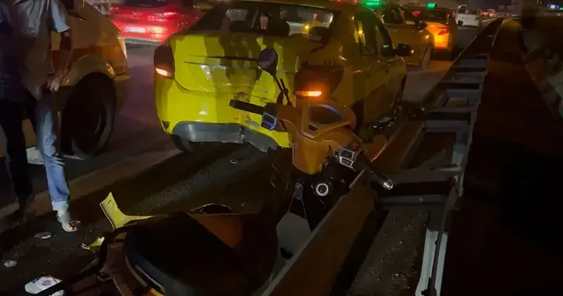 Bağcılar da, arıza nedeniyle emniyet şeridinde duran taksiye çarpan motosikletli yaralandı