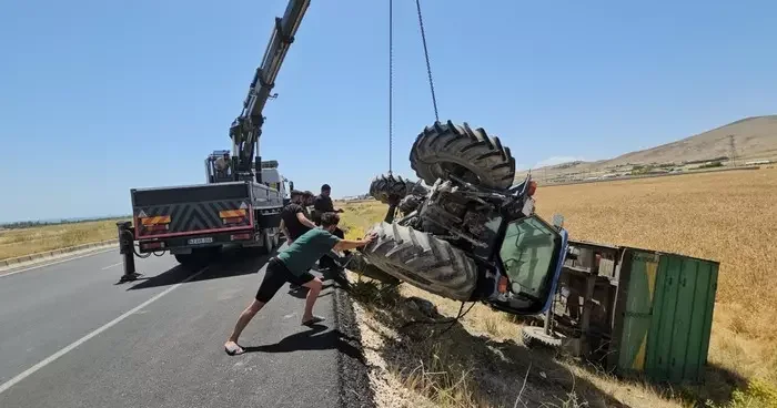Adilcevaz da traktör şarampole devrildi: 1 yaralı