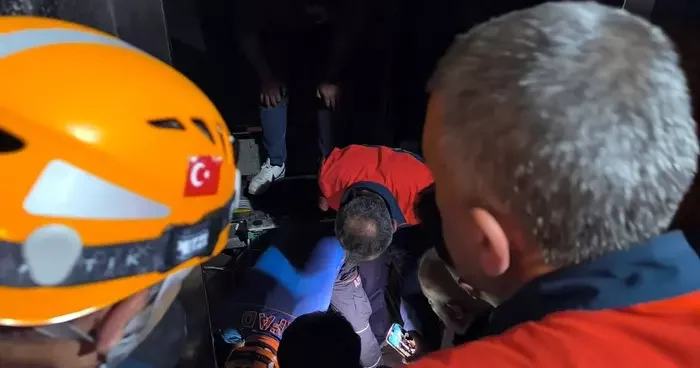 Van da asansörde mahsur kalan vatandaşlar AFAD tarafından kurtarıldı