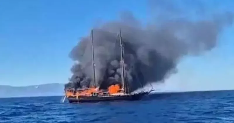 Bodrum da tekne yandı, turistler ve mürettebat tahliye edildi