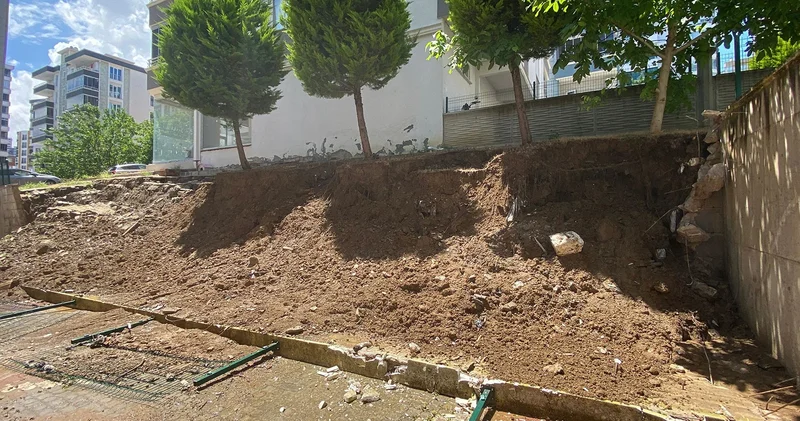 Samsun’da sağanağa dayanamayan istinat duvarı çöktü