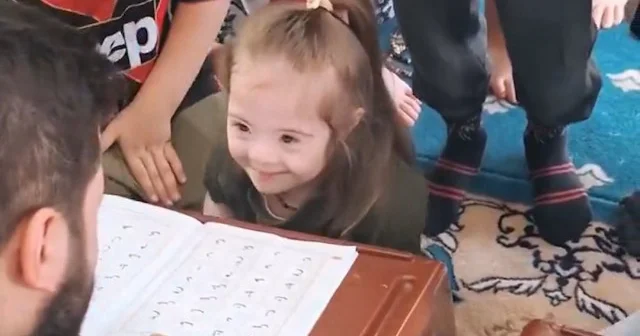 Down sendromlu kızına Kur’an harflerini öğreten imam baba yürekleri ısıtan anlara imza attı VİDEO İZLE