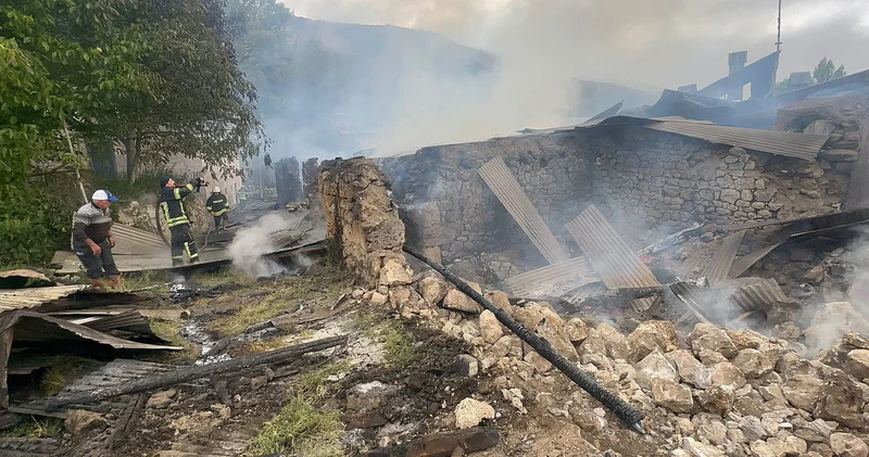 Erzurum da 4 ev, 3 ahır ve bazı samanlıklar yandı
