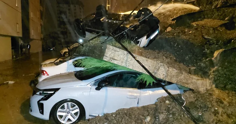 Samsun da istinat duvarı araçların üzerine devrildi