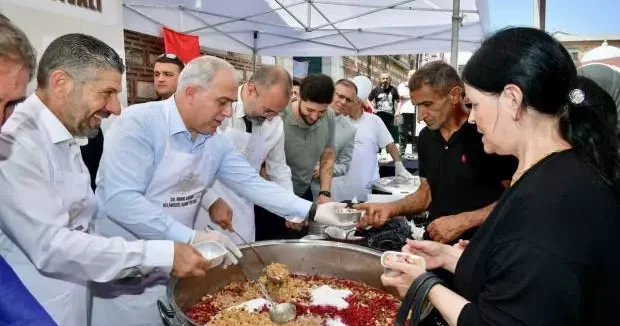 İstanbul haberleri Fatih Belediye Başkanı Mehmet Ergün Turan, vatandaşlara aşure ikram etti 04 Temmuz 2025