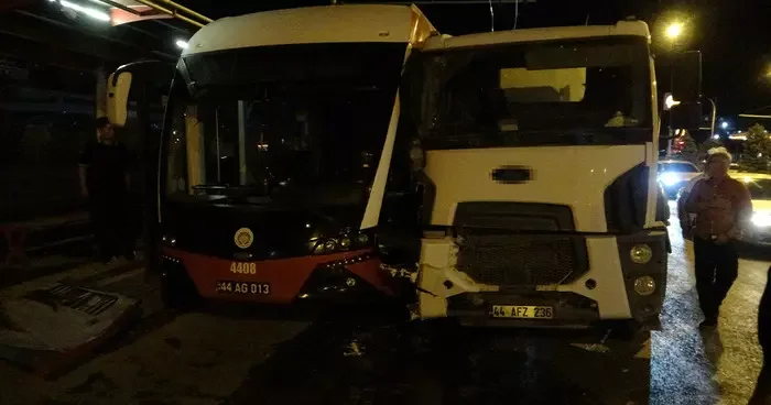 Kontrolden çıkan beton mikseri trambüse çarptı: 4 yaralı