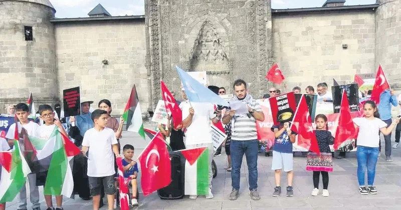 Sağlık çalışanları Gazze için yürüyor