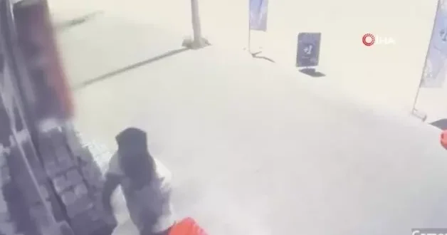 Alkol şişede durduğu gibi durmadı! Ortalığı yıkan adamın o anları kamerada
