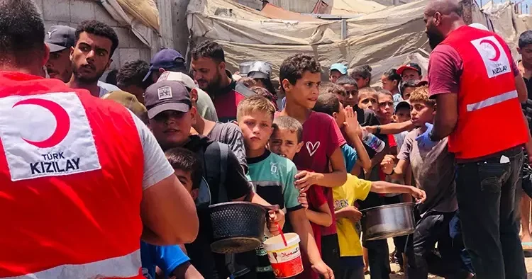 Türk Kızılay ın yardım TIR ları Refah tan Gazze ye giriş yapmaya başladı