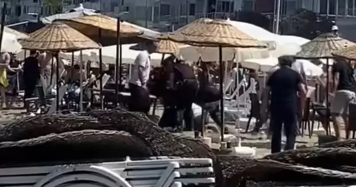 Yer: Mudanya! Halk plajında ücretli şezlong kavgası: Zabıta ile para toplayanlar birbirine girdi