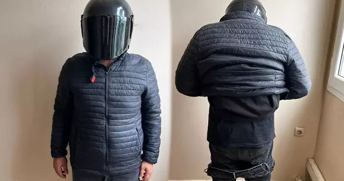 Adana sıcağında montla trafiğe çıkınca polise yakalandı! Üstünden çıkanlar şaşkına çevirdi