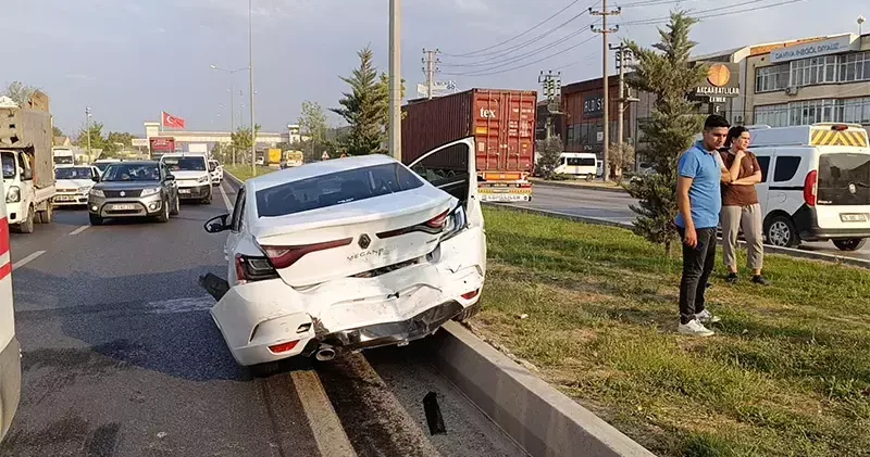 Ciple çarpışan otomobildeki çift yaralandı