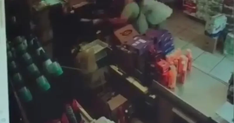 Ürünü müşteriye fırlattı, müşteri kasiyere yumrukla saldırdı