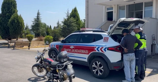 Motosikletini yüzüstü uzanıp kullanan sürücünün ehliyeti iptal edildi Sakarya Haberleri