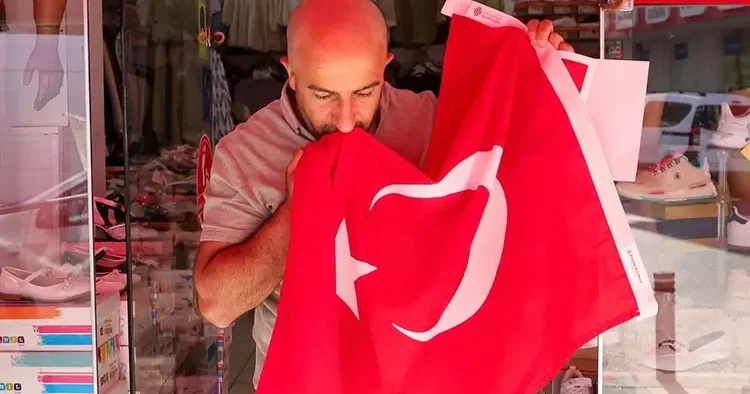 Terörsüz Türkiye sürecine destek! İstanbul daki ilçe belediyesi 40 bin bayrak dağıttı... Paylaşılan video büyük ilgi gördü