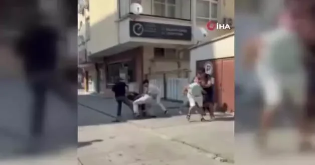 Taşla bayılttı! Yabancı iki grup arasındaki kavga kameraya böyle yansıdı