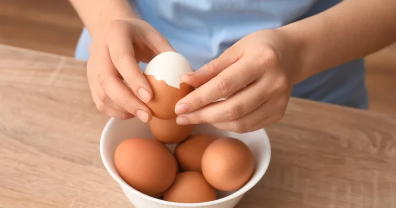 Yarım yamalak soyulmuş yumurtalara son! Yumurta kabuğunu saniyeler içinde soymanın püf noktası bu yöntemde gizliymiş
