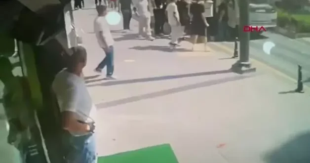 Kağıthane de yolu kapatan nakliyeciye esnaftan meydan dayağı; o anlar kamerada