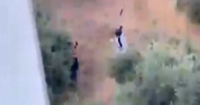 Mersin de çocukların tabancayla ateş açtığı anlar kameraya yansıdı VİDEO İZLE