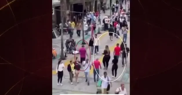 Caddede yürüyenleri ayaküstü dolandırdılar! İnanılmaz görüntüler