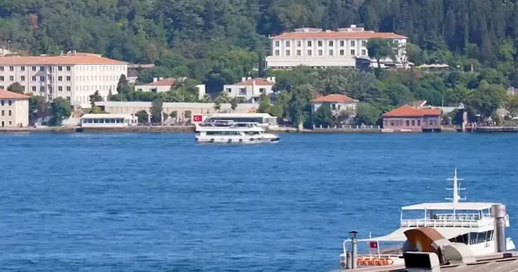 Ünlü şarkıcı tüm olumsuzluklara rağmen Boğaz manzarası için bu evde yaşıyor!