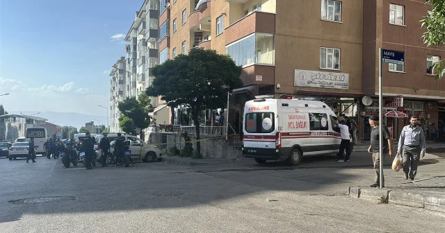 İş yerlerinin önünde otururken silahlı saldırıya uğrayan iki kişi yaralandı Gündem Haberleri