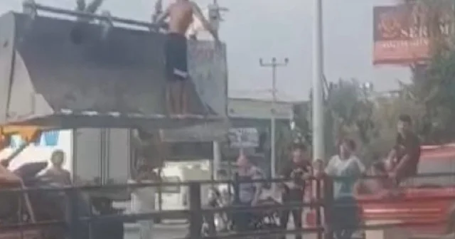 Adana da tehlikeye aldırmayan çocuklar iş makinesini tramplen yaparak sulama kanalına atladı VİDEO İZLE