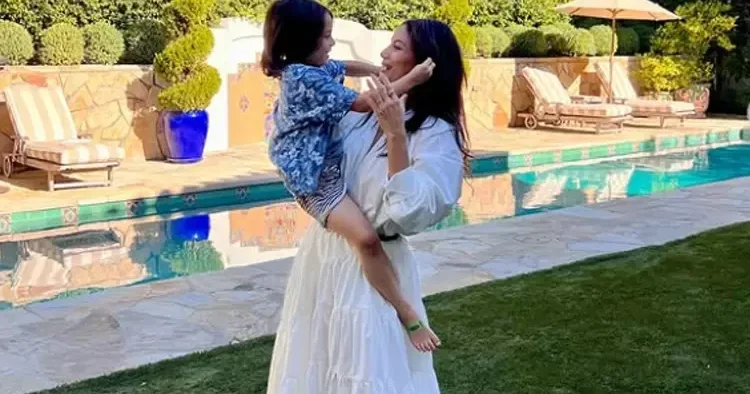 Ünlü oyuncu oğlunun geleceği için Avrupalı olmuştu... Yüzme havuzu bahçesinde, plaj iki adım ötede... Artık her günü tatil gibi