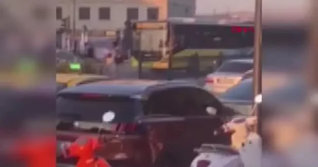 Eminönü’nde tartıştığı kişiyi silahla kovaladı! Şüpheliyi polisler etkisiz hale getirdi