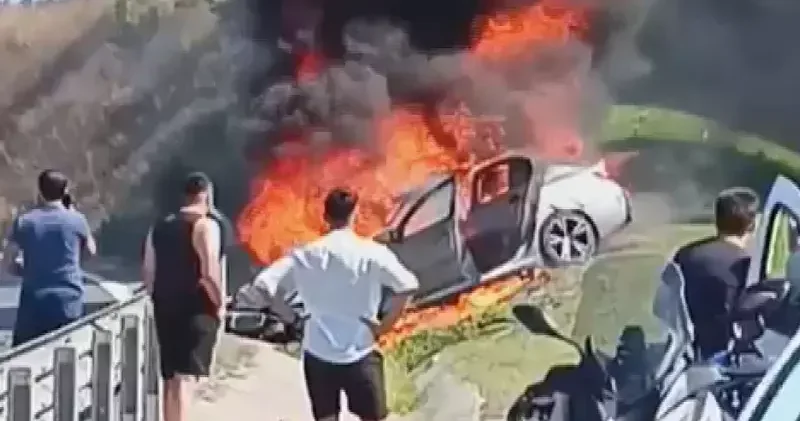 Ümraniye de kaza yapan otomobil alev alev yandı