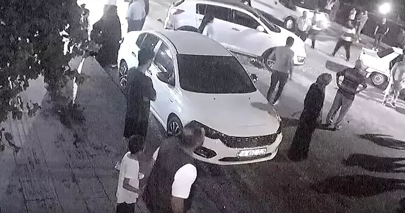 Otomobil, yayaya yol vermek için duran araca arkadan çarptı; kaza kamerada