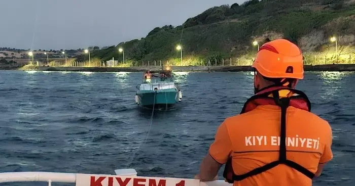 Çanakkale Boğazı’nda içinde 2 kişinin bulunduğu tekne kurtarıldı