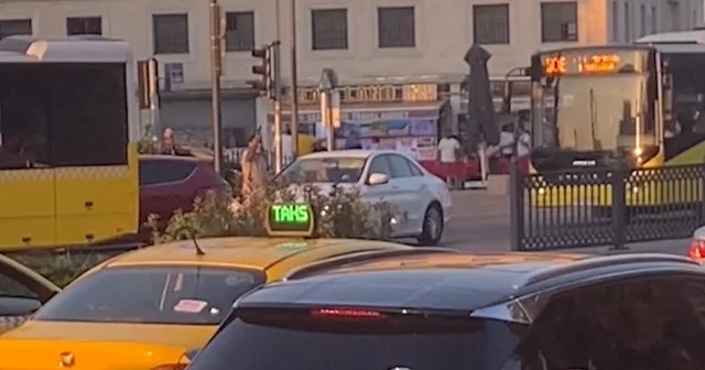 Husumetlisini silahla ateş ederek kovaladı: Yoldan geçen adam yaralandı VİDEO İZLE