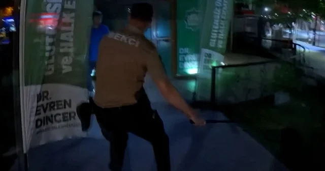 Aksaray’da alkollü hırsıza film sahnelerini aratmayan suçüstü: Polisin koşarak anlık müdahalesi kamerada VİDEO İZLE