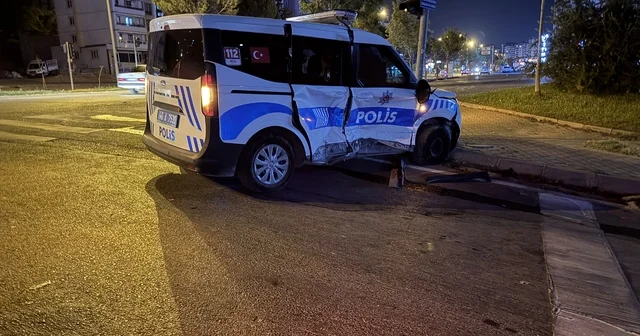 Kahramanmaraş ta polis aracı ile otomobilin çarpıştığı kazada 2 si polis 5 kişi yaralandı Kahramanmaraş Haberleri
