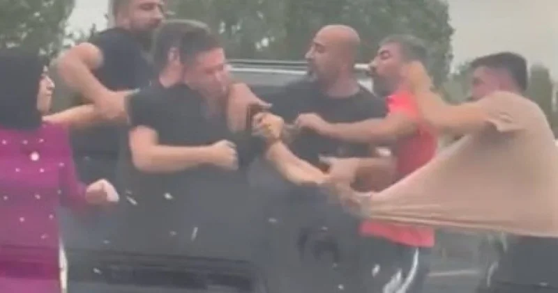 Yol verme kavgası kamerada! Sürücüler birbirinin boğazına sarıldı