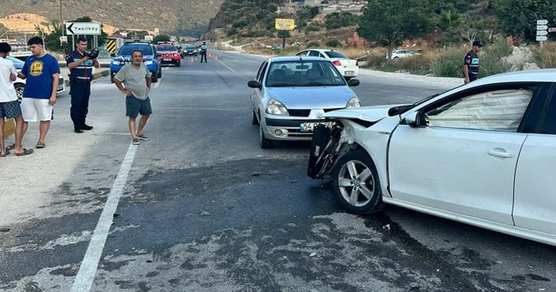 Antalya da üç aracın karıştığı kazada çok sayıda yaralı