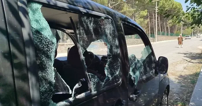 Park halindeki araca sopalı saldırı