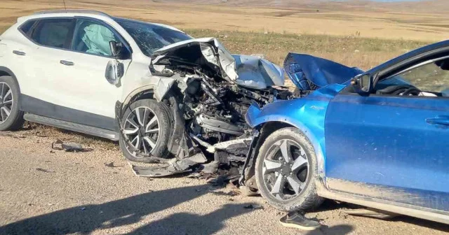 İki otomobilin kafa kafaya çarpıştığı kazada can kaybı Sivas Haberleri