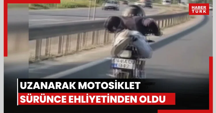 Uzanarak motosiklet sürünce ehliyetinden oldu