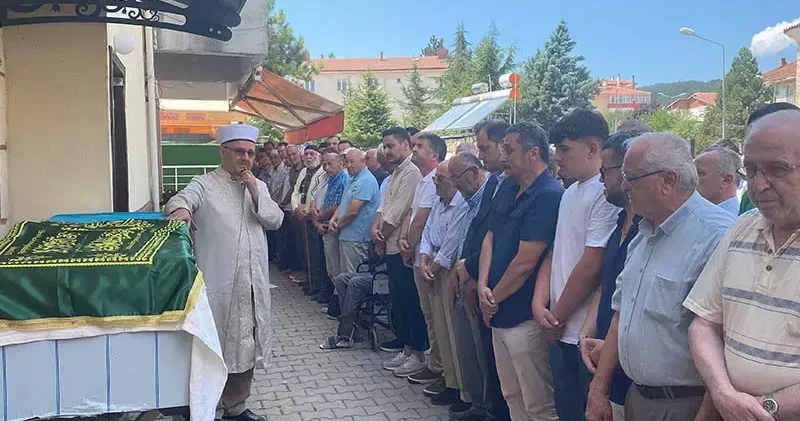 Evdeki yangında eşiyle birlikte ölen kadın toprağa verildi
