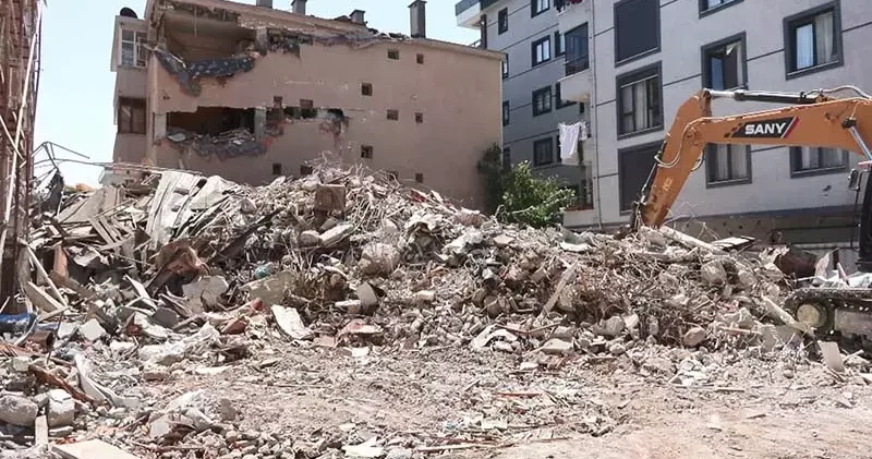 Küçükçekmece’de yıkım esnasında çöken binayı inceleyen Prof. Dr. Koçak: Bu çok sık rastladığımız bir durum